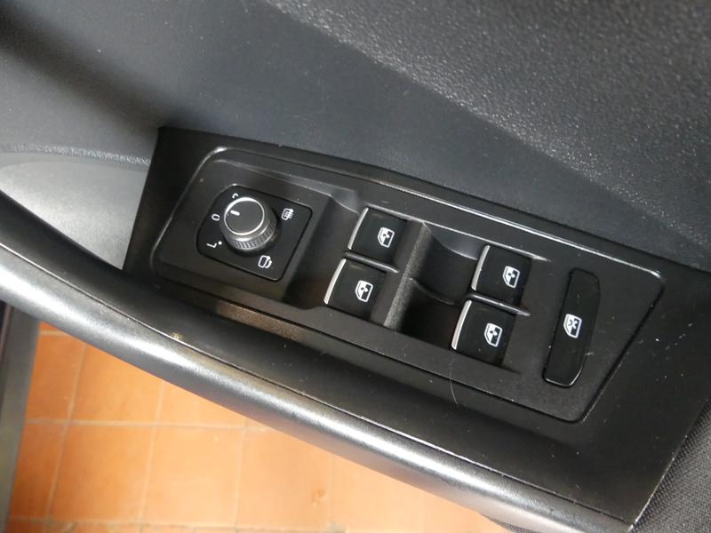 Volkswagen T-Roc Photo ab4ee8e8-9609-4e10-9971-ca1aba77134b.jpg