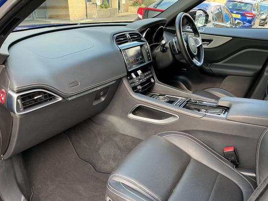 Jaguar F-PACE Photo 35