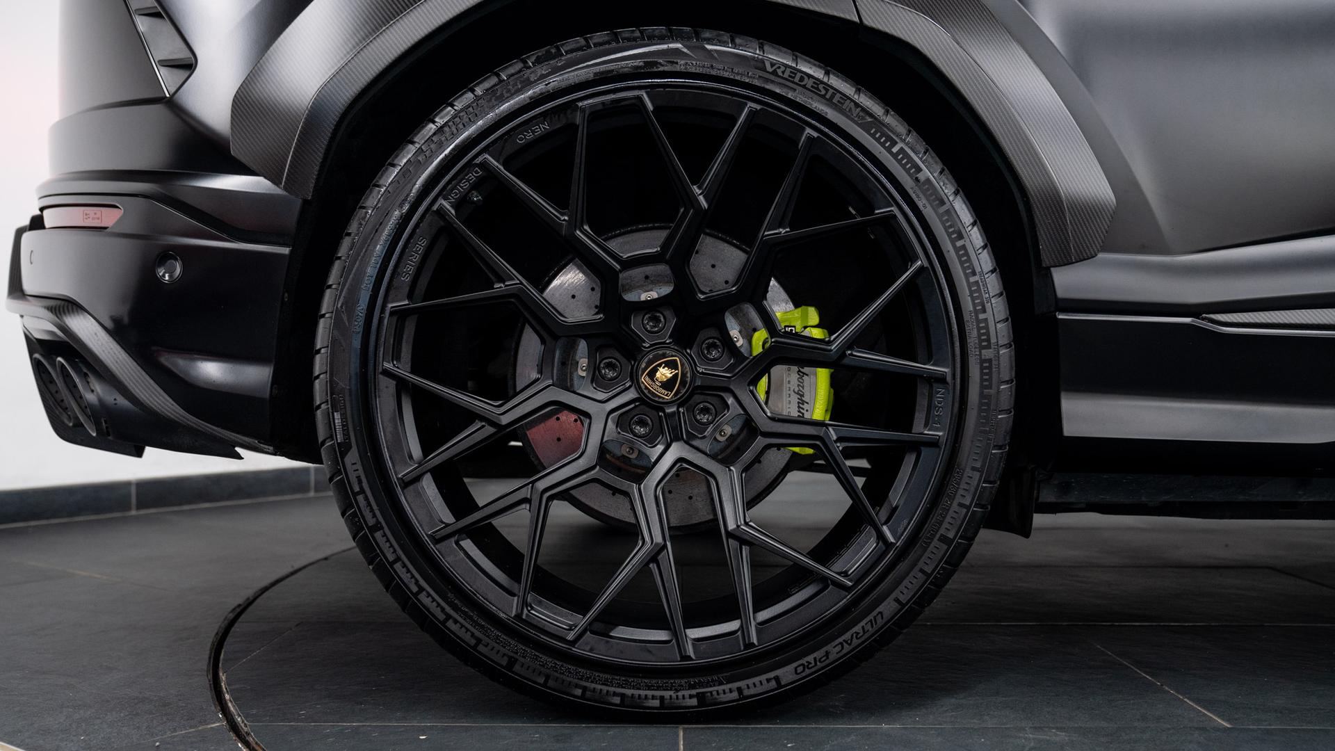LAMBORGHINI Urus Photo ac2b33fc-7cb4-46cf-bb4d-342383c7dcd4.jpg