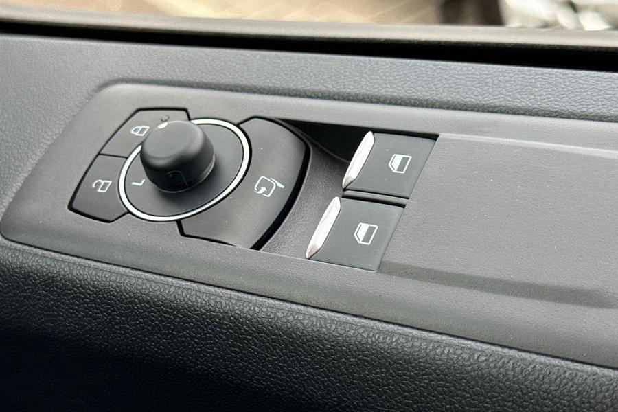 Ford TRANSIT CUSTOM Photo ac3822f2-edc3-46bb-a1ec-1ff458367a83.jpg