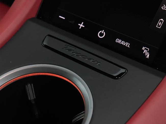 PORSCHE Taycan Photo 34