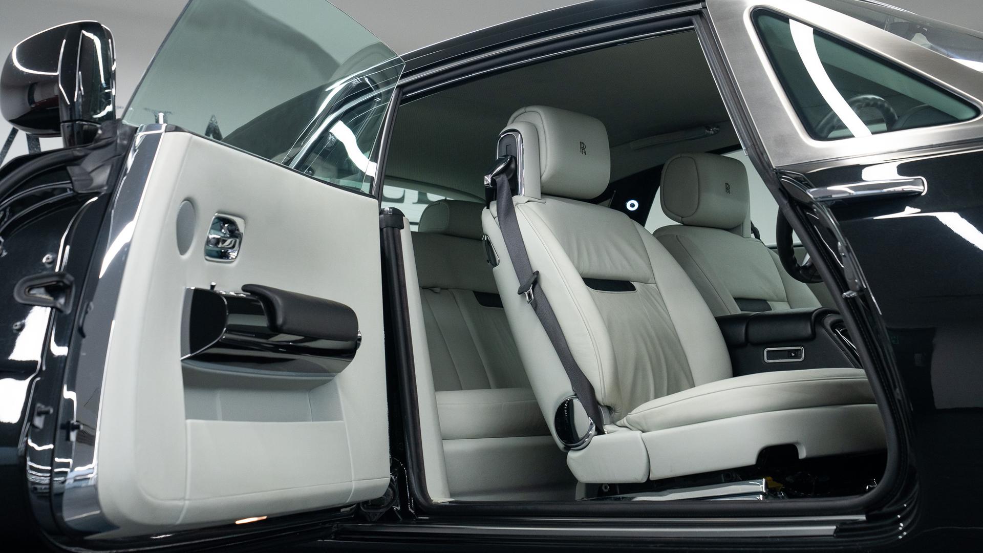 Rolls-Royce Phantom Photo ac77fc59-ae64-4fd7-ac5f-c414bd1cf455.jpg