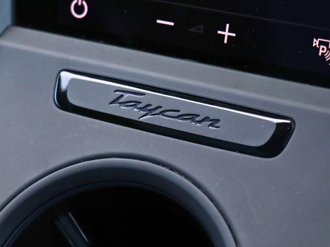 PORSCHE Taycan Photo 28