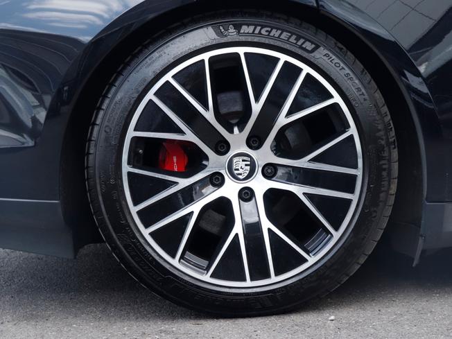 PORSCHE Taycan Photo 12
