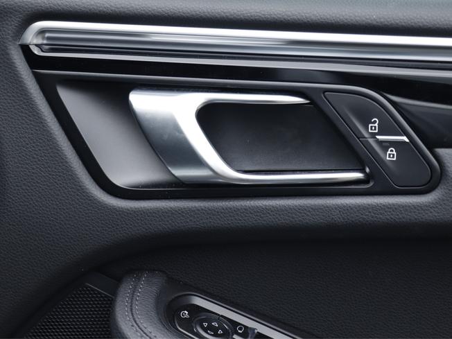 PORSCHE Macan Photo 19