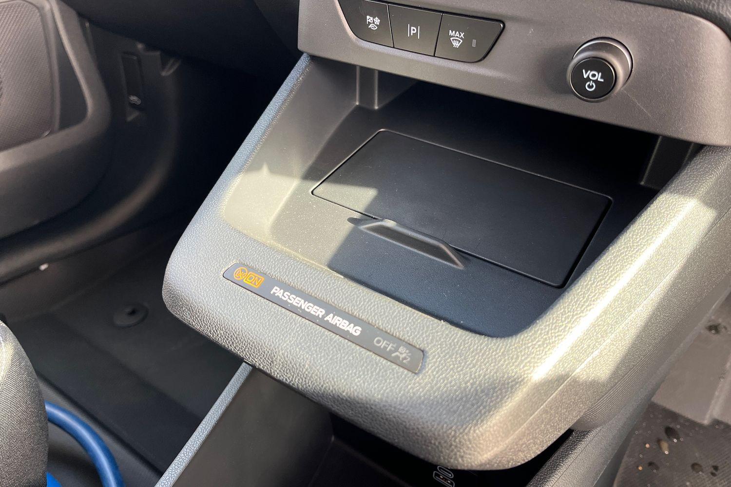 Ford E-TRANSIT COURIER Photo 41