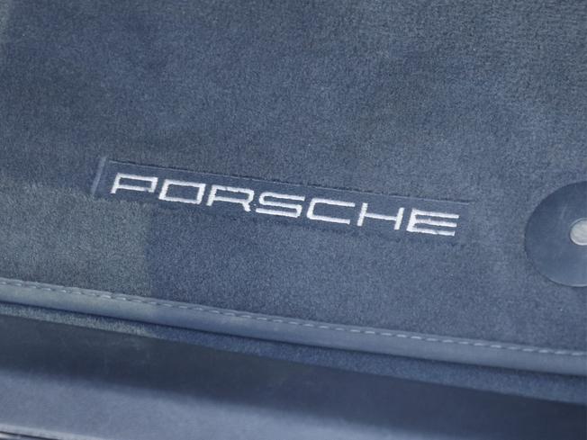 PORSCHE Taycan Photo 28