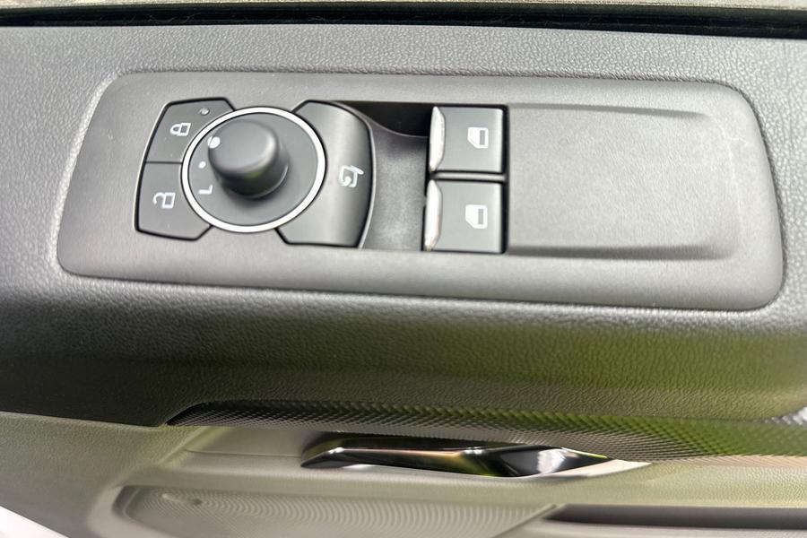 Ford TRANSIT CUSTOM Photo adc167ab-ae8b-45ee-9de9-d599768b2eef.jpg