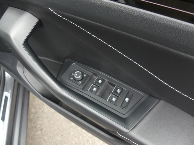 Volkswagen T-Roc Photo adcef456-eed0-40ac-afc3-98830a47c4a9.jpg