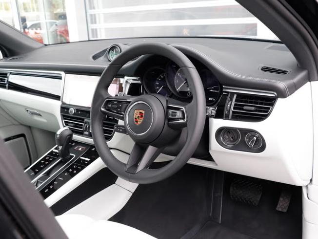 PORSCHE Macan Photo 12