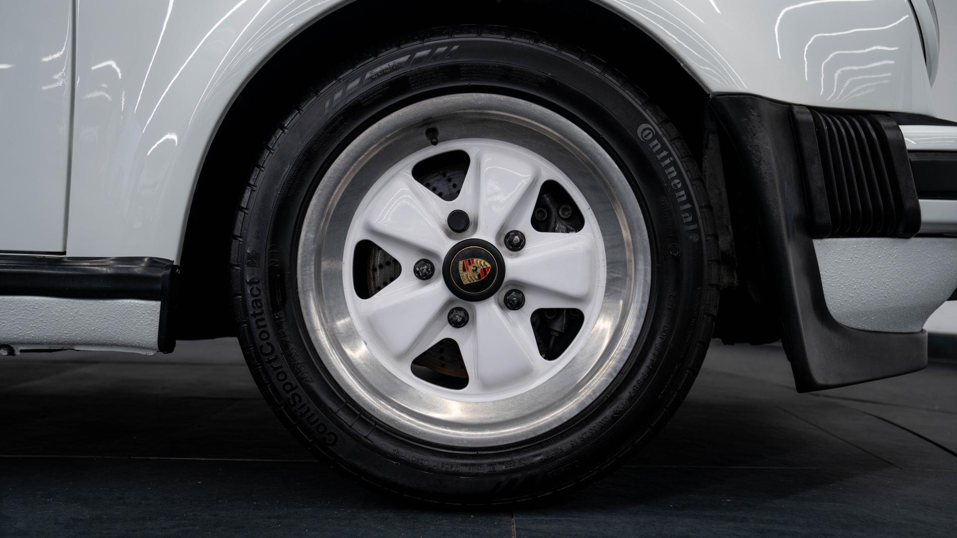Porsche 911 Carrera Photo ae2f4aa6-ba8f-487a-aed4-45aa773728c5.jpg