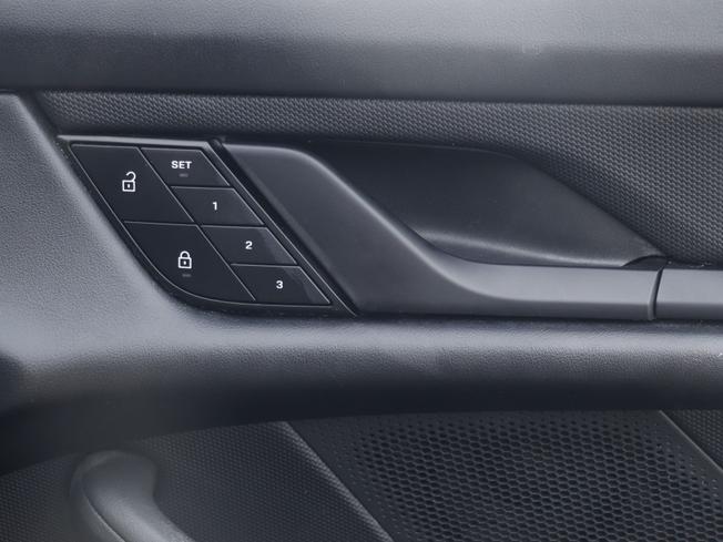 PORSCHE Taycan Photo 18