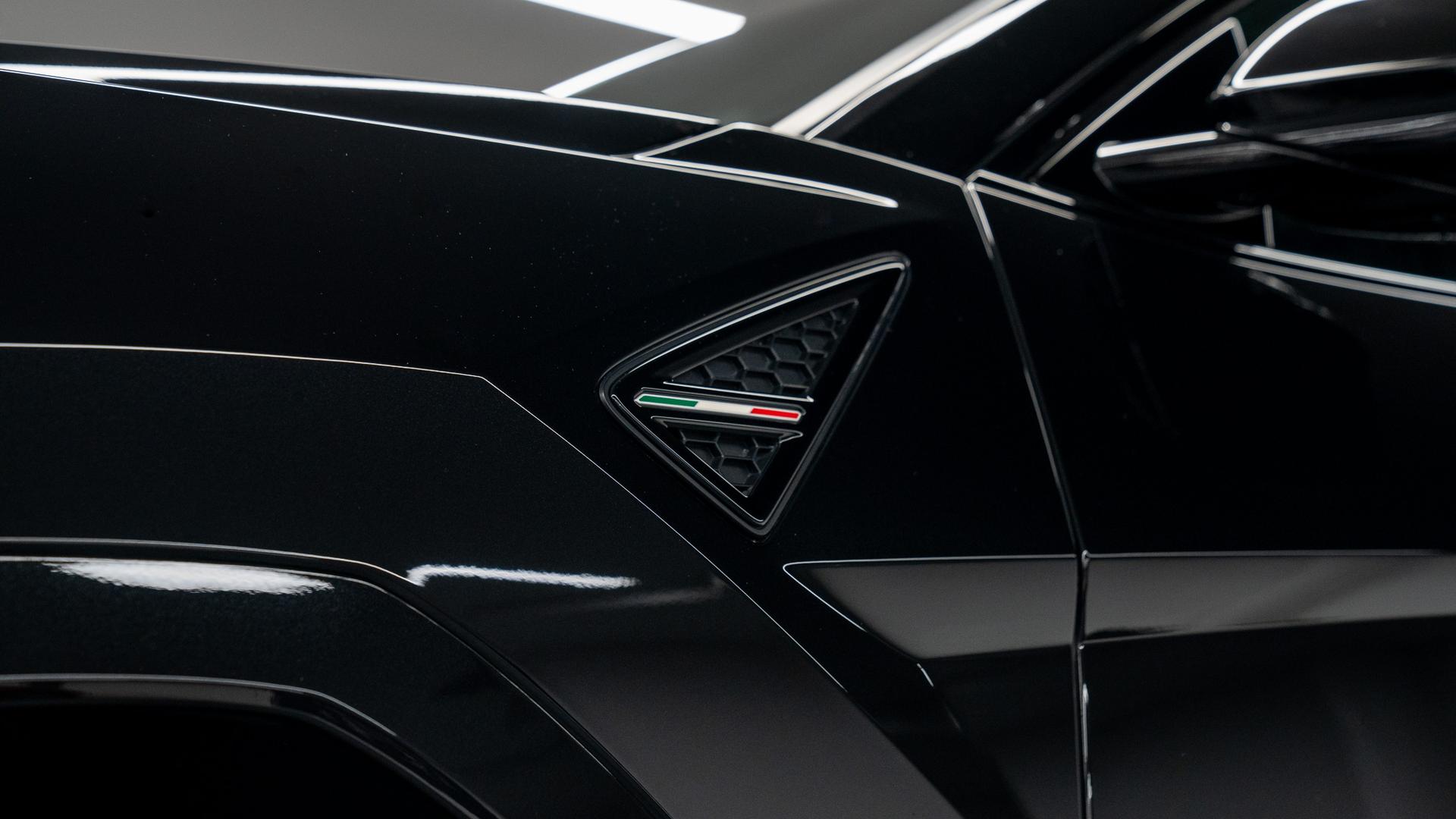 LAMBORGHINI Urus Photo ae641d2a-0758-40d4-bfc6-ba584568ff61.jpg
