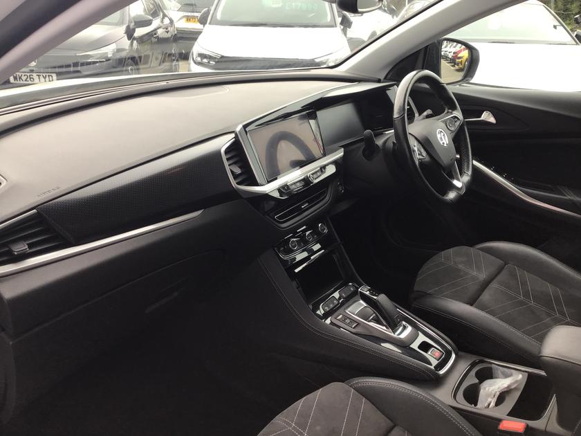 Vauxhall Grandland Photo ae647303-80f9-4d73-9ba6-3bda3659f534.jpg