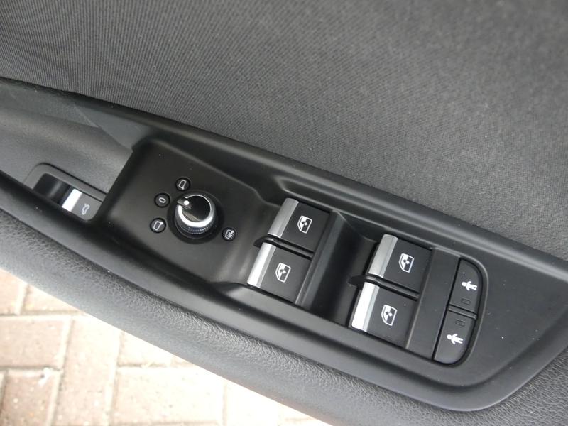 Audi A4 Photo ae79bb16-fa47-4ad8-af35-12331bc5f7c1.jpg