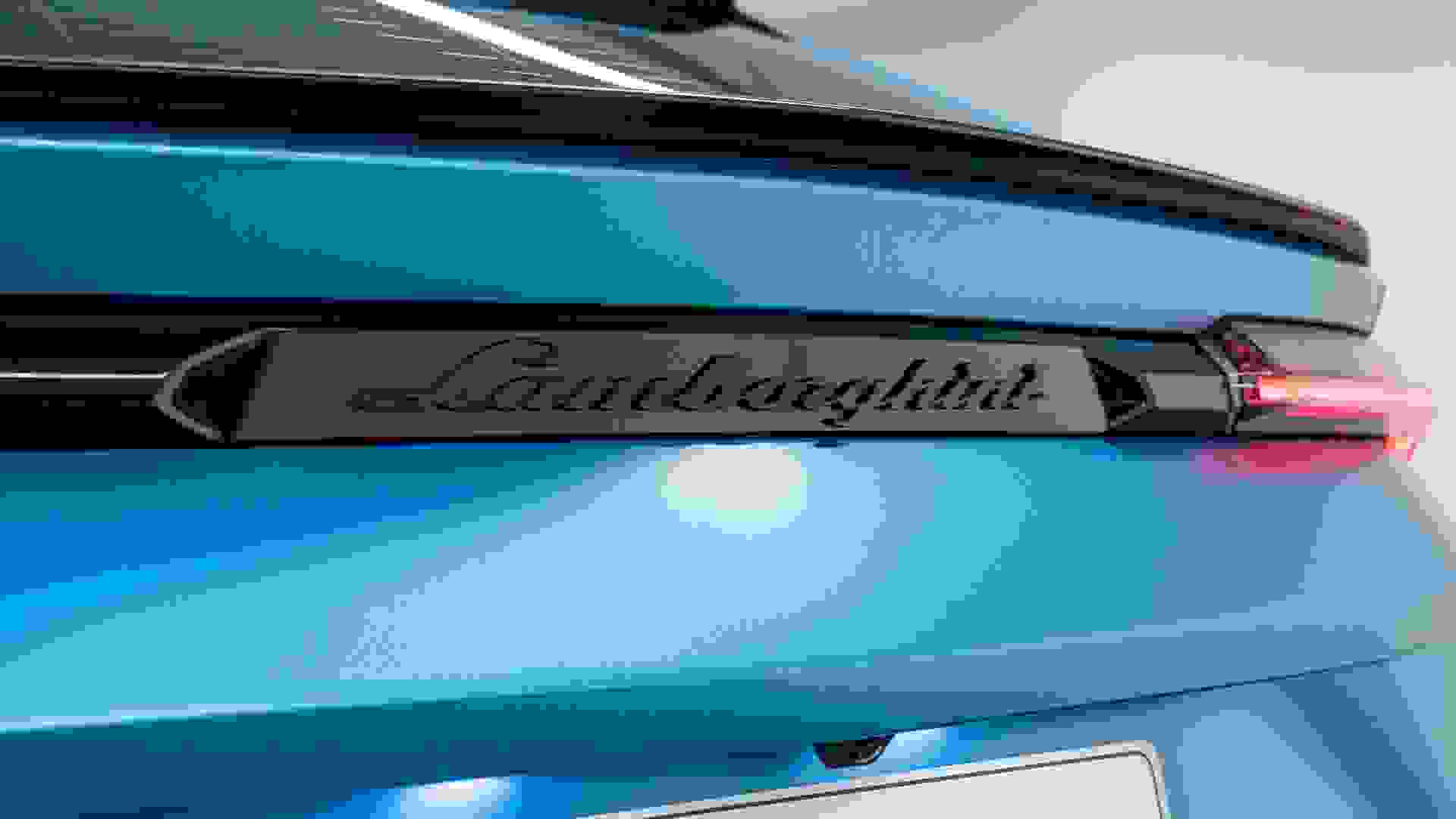 Lamborghini Urus S Photo ae9c6fb4-ec7a-47e2-b930-95a41d4d8f6a.jpg