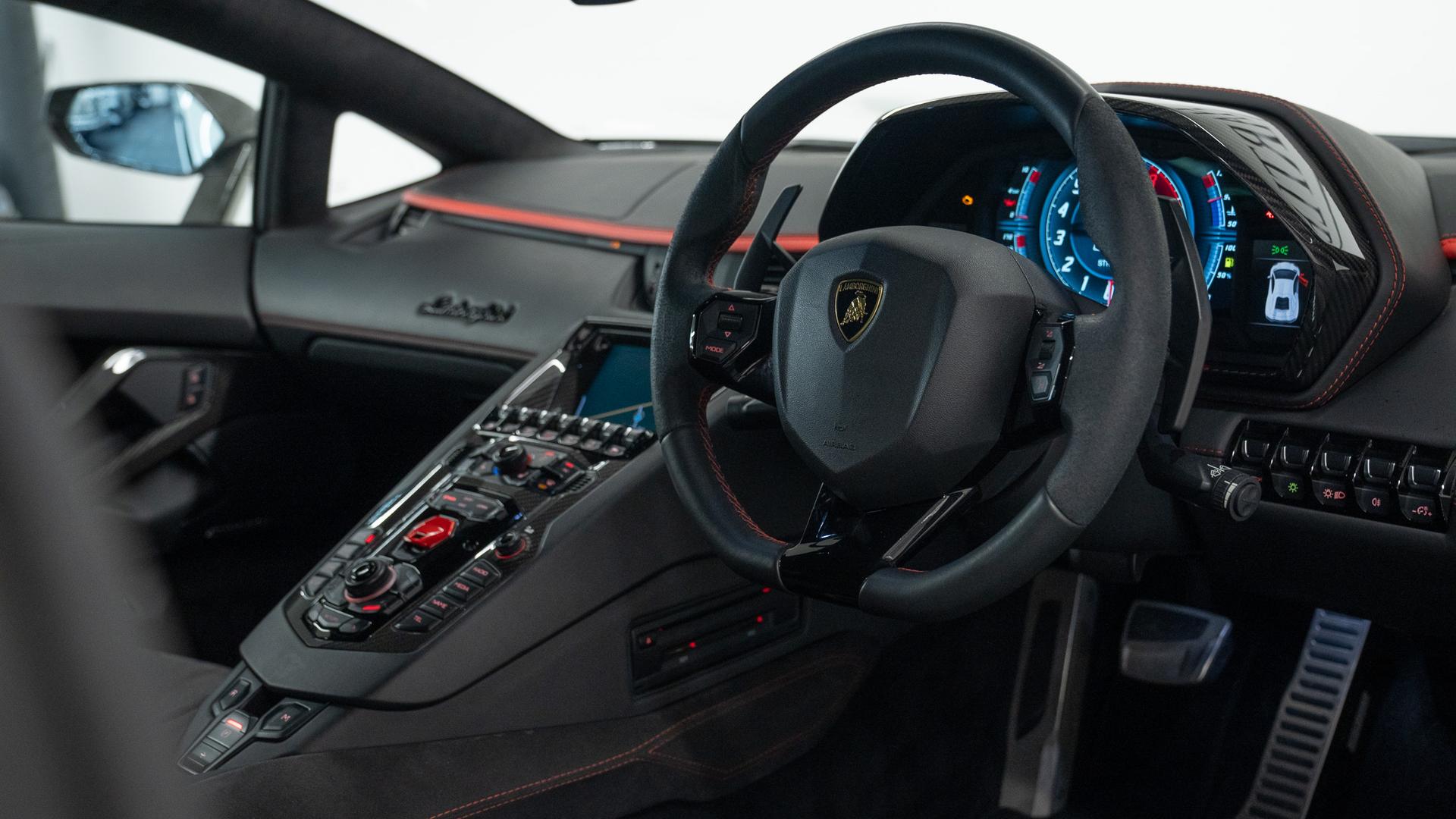 LAMBORGHINI Aventador Photo aebdbbf4-bd1d-43e1-bbe5-3d93d90f88f4.jpg