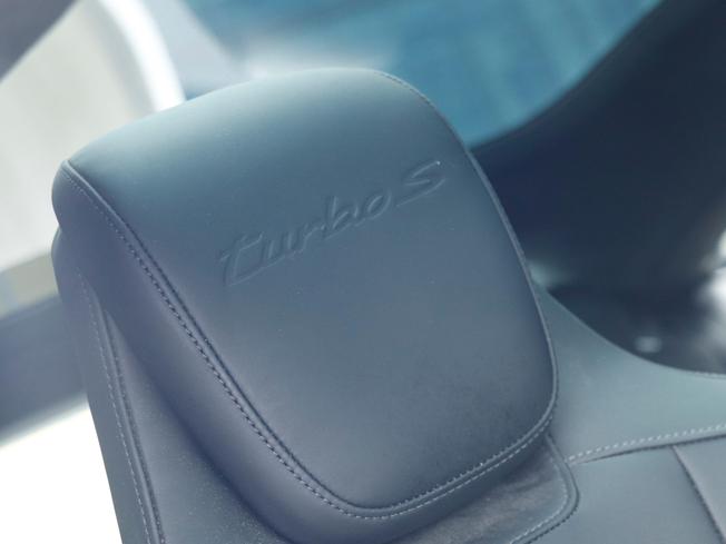 PORSCHE Taycan Photo 39