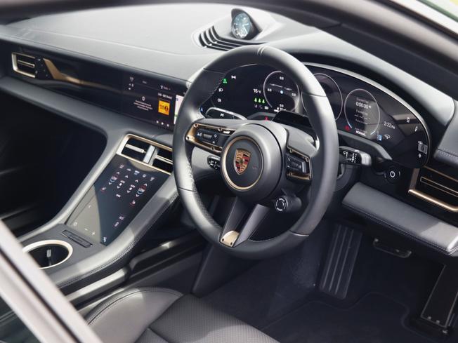 PORSCHE Taycan Photo 23