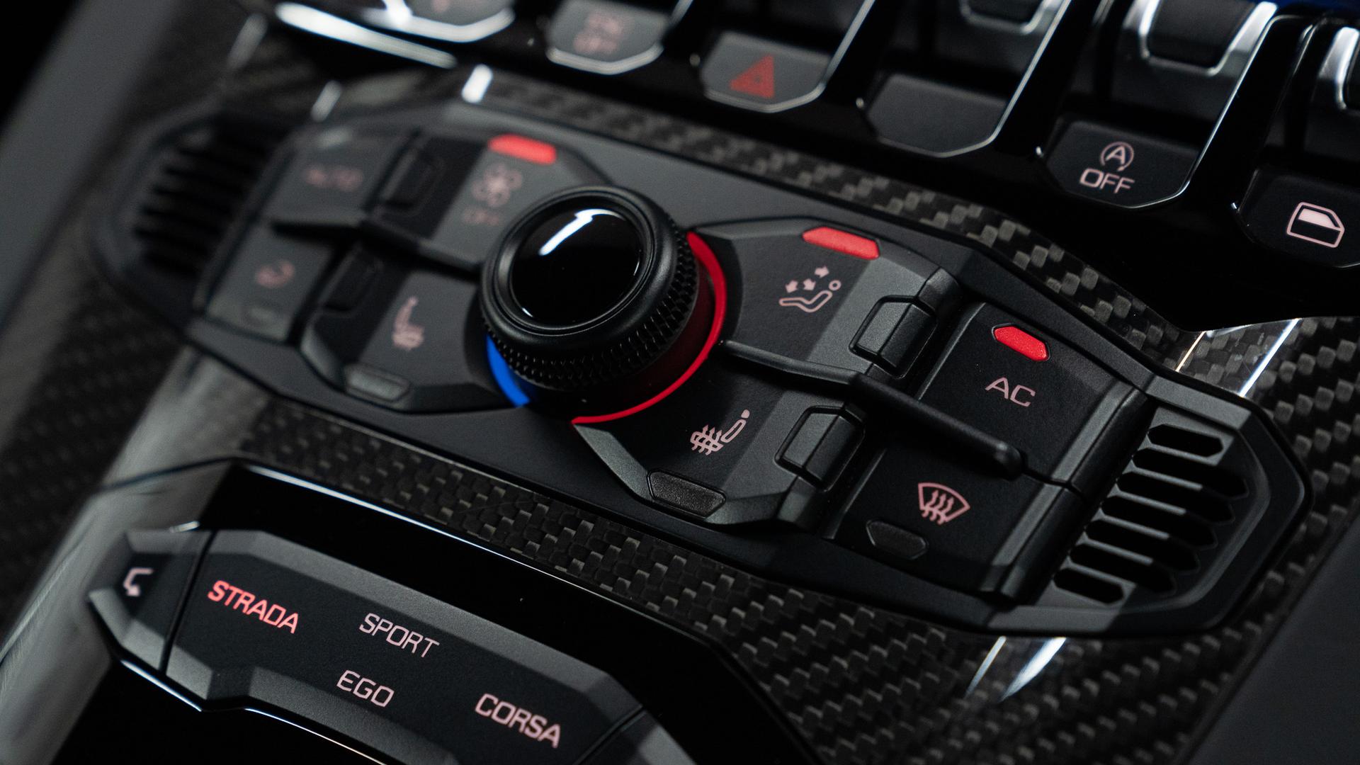 LAMBORGHINI Aventador Photo af0da999-c522-49bb-8adb-64c7b5eacfe5.jpg