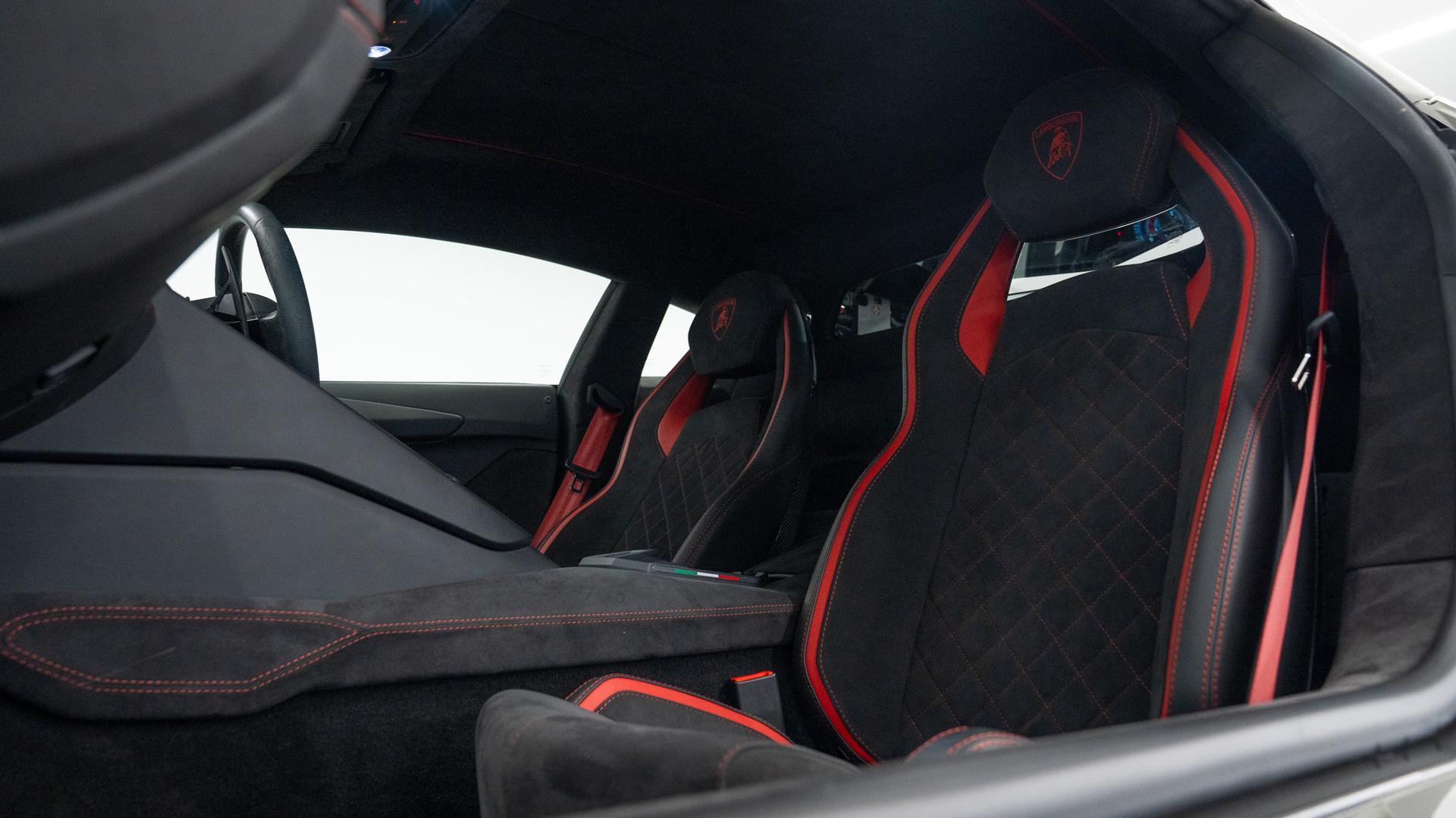 LAMBORGHINI Aventador Photo af100528-2faa-4033-bbcf-6f972d15a737.jpg