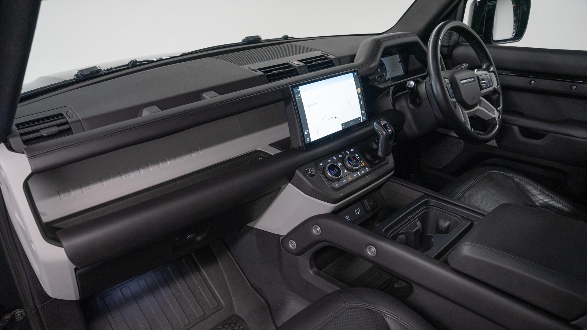 Land Rover Defender 110 Hard Top Photo af2e71ef-082f-4251-898f-f237235fa935.jpg