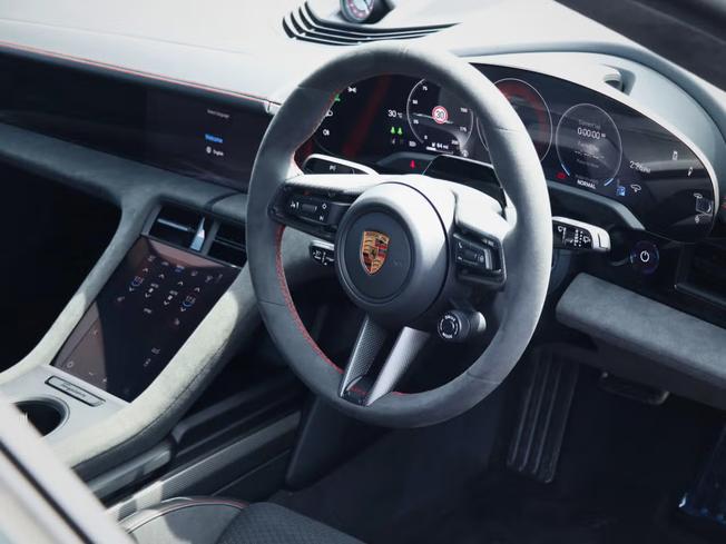 PORSCHE Taycan Photo 13