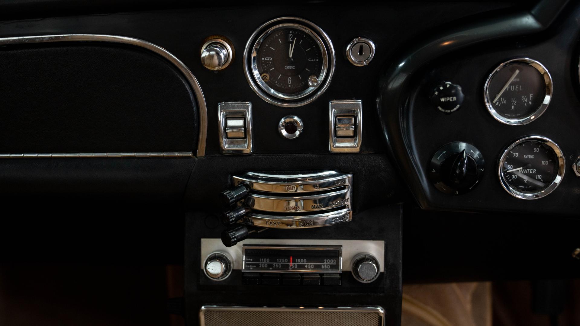 Aston Martin DB6 Photo af9c4dce-305e-42ff-9a2a-07946eab1909.jpg
