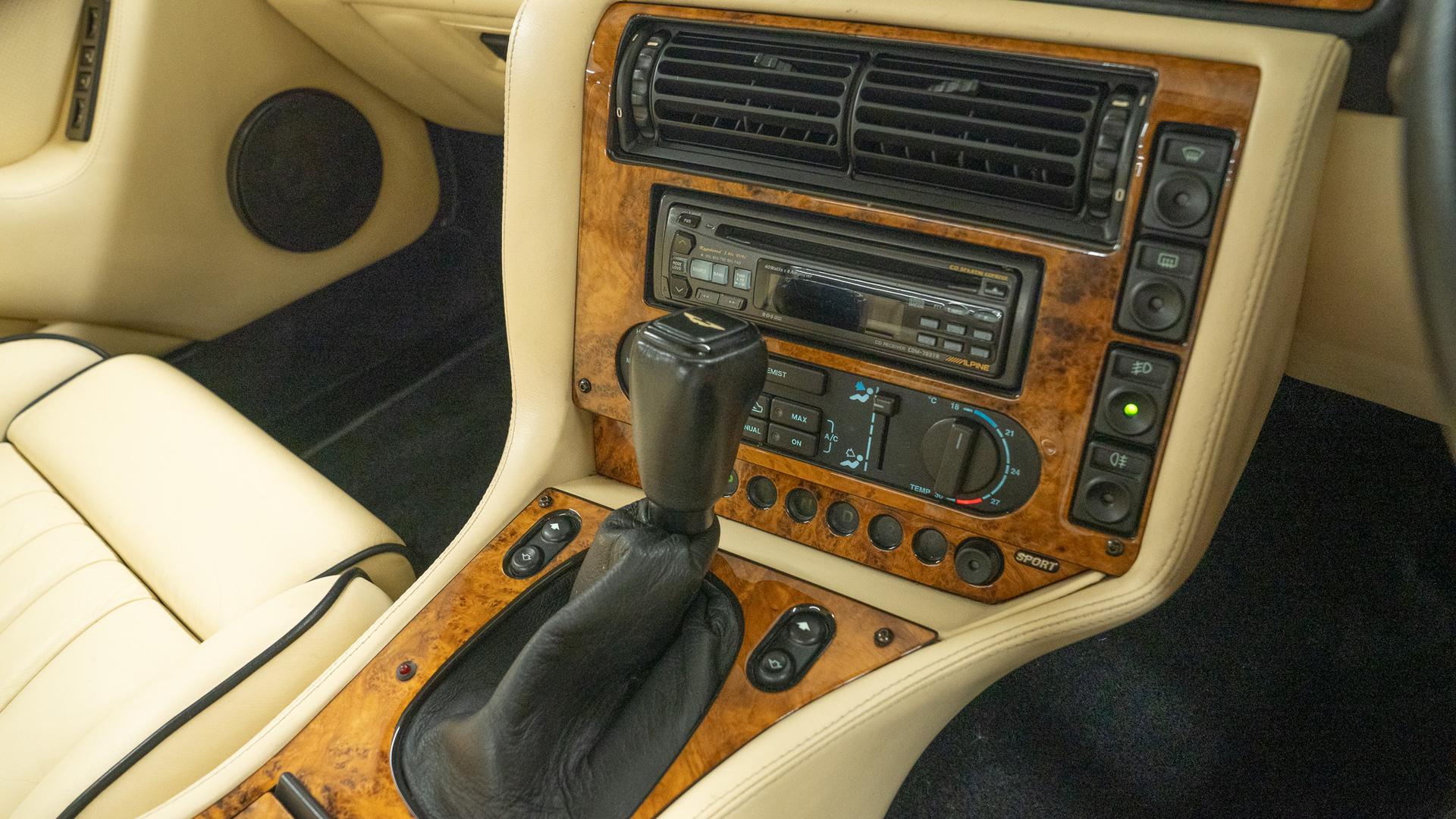 Aston Martin V8 Photo afa9886c-5e6d-4f94-b423-0d245df03133.jpg