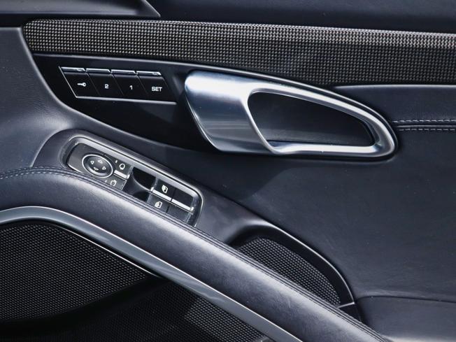 PORSCHE 718 Cayman Photo 18