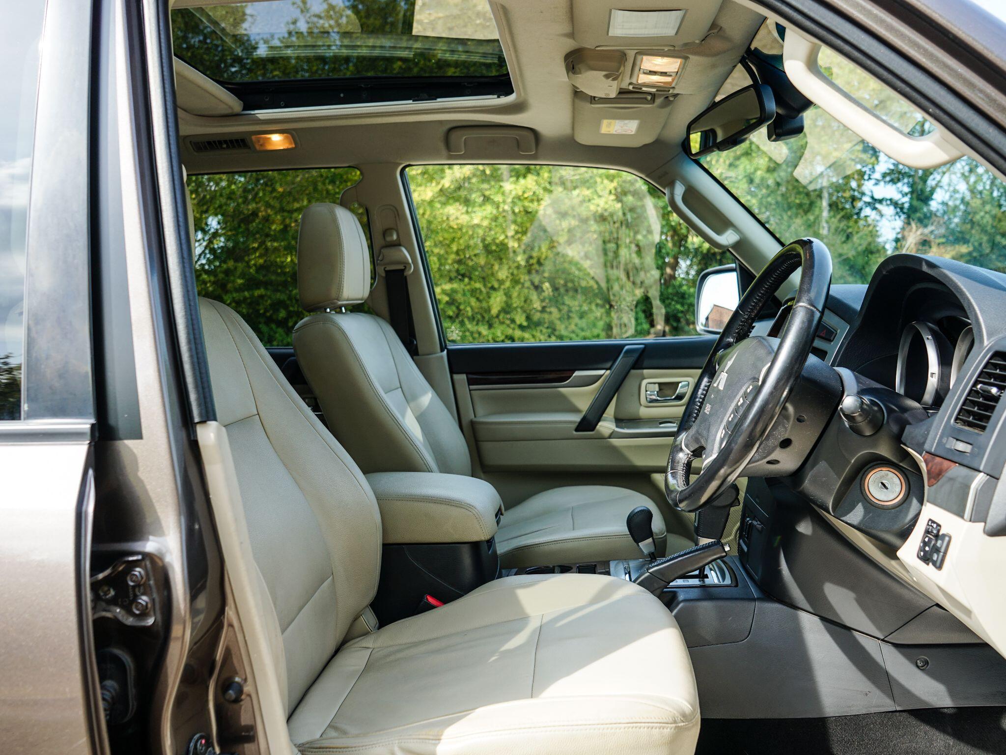 Mitsubishi Shogun 3.2 DI-DC SG3 Auto 4WD Euro 5 5dr LWB — photo 20
