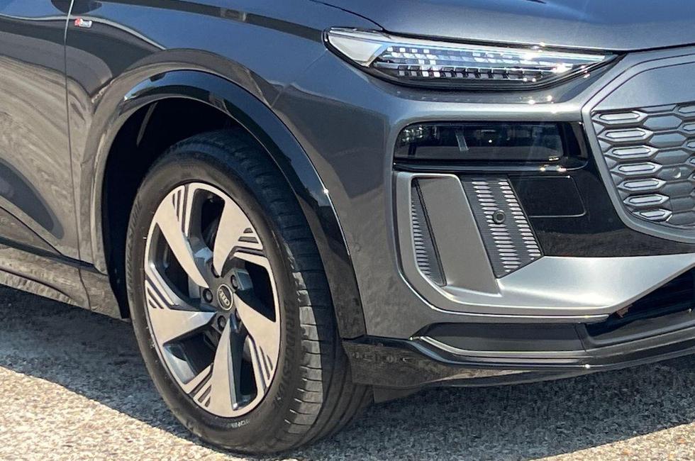 Audi Q6 Photo at-01c9d6001c9945aea7f29eed15ad085a.jpg