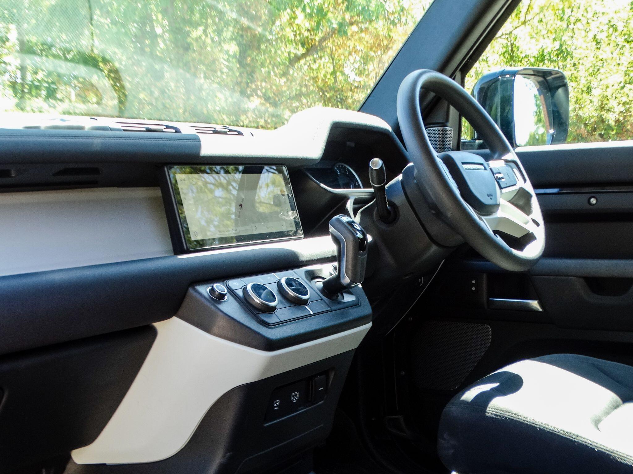 Land Rover Defender 90 3.0 D250 MHEV Hard Top SUV Auto 4WD SWB Euro 6 (s/s) 3dr — photo 19