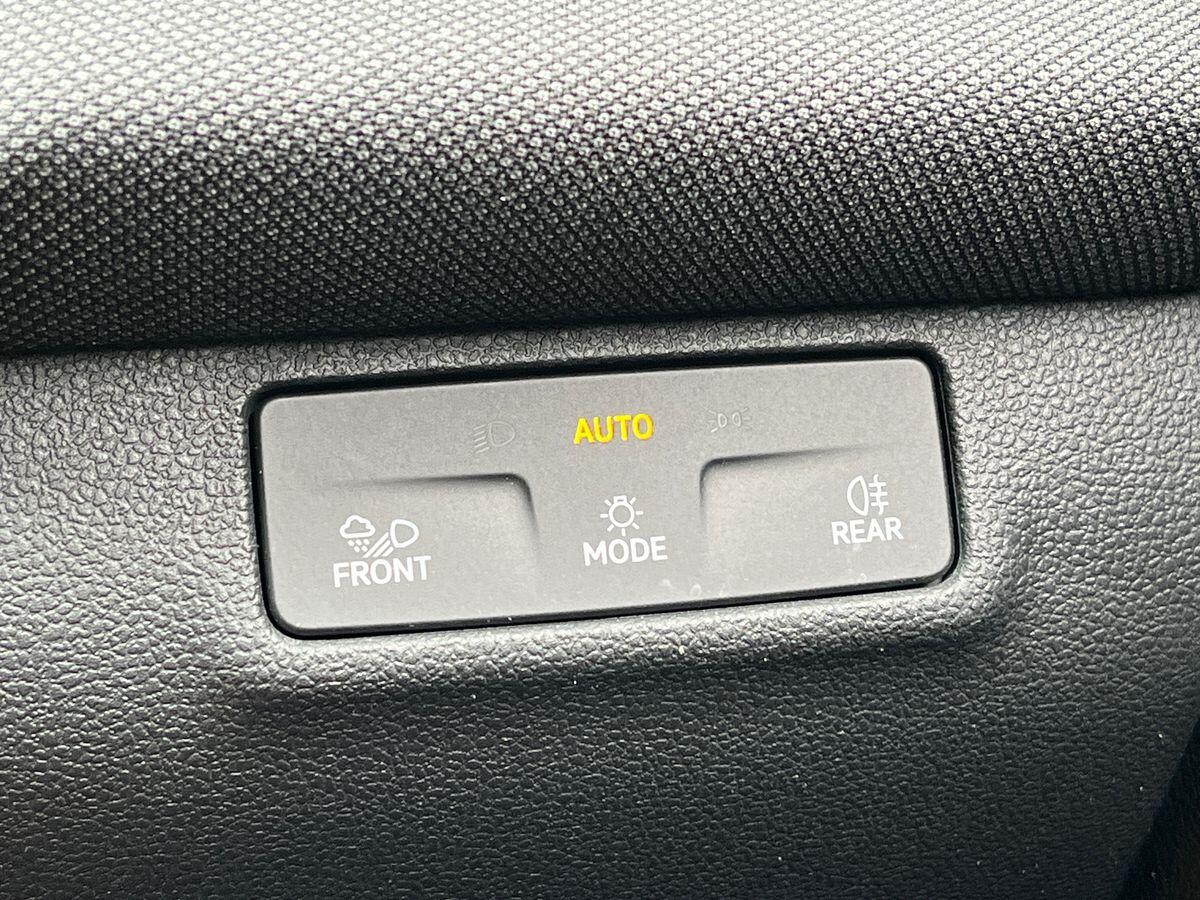 Volkswagen T-Roc Photo at-04cf60cd35a6477bad6524bc7cb1903a.jpg