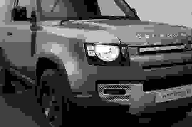 Land Rover DEFENDER Photo at-0712c4825dc548c595f834f2de21e114.jpg