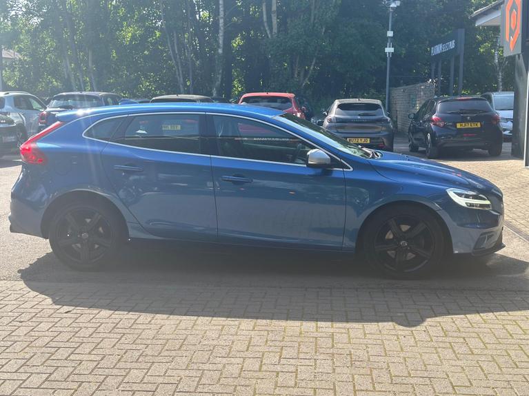 Used Volvo V40 YT18VLJ 7