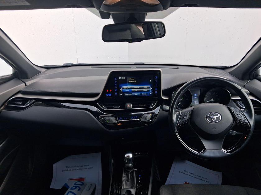 Toyota C-HR Photo at-0873f0c03e0e428aa7fa2a3c5ba6c03a.jpg