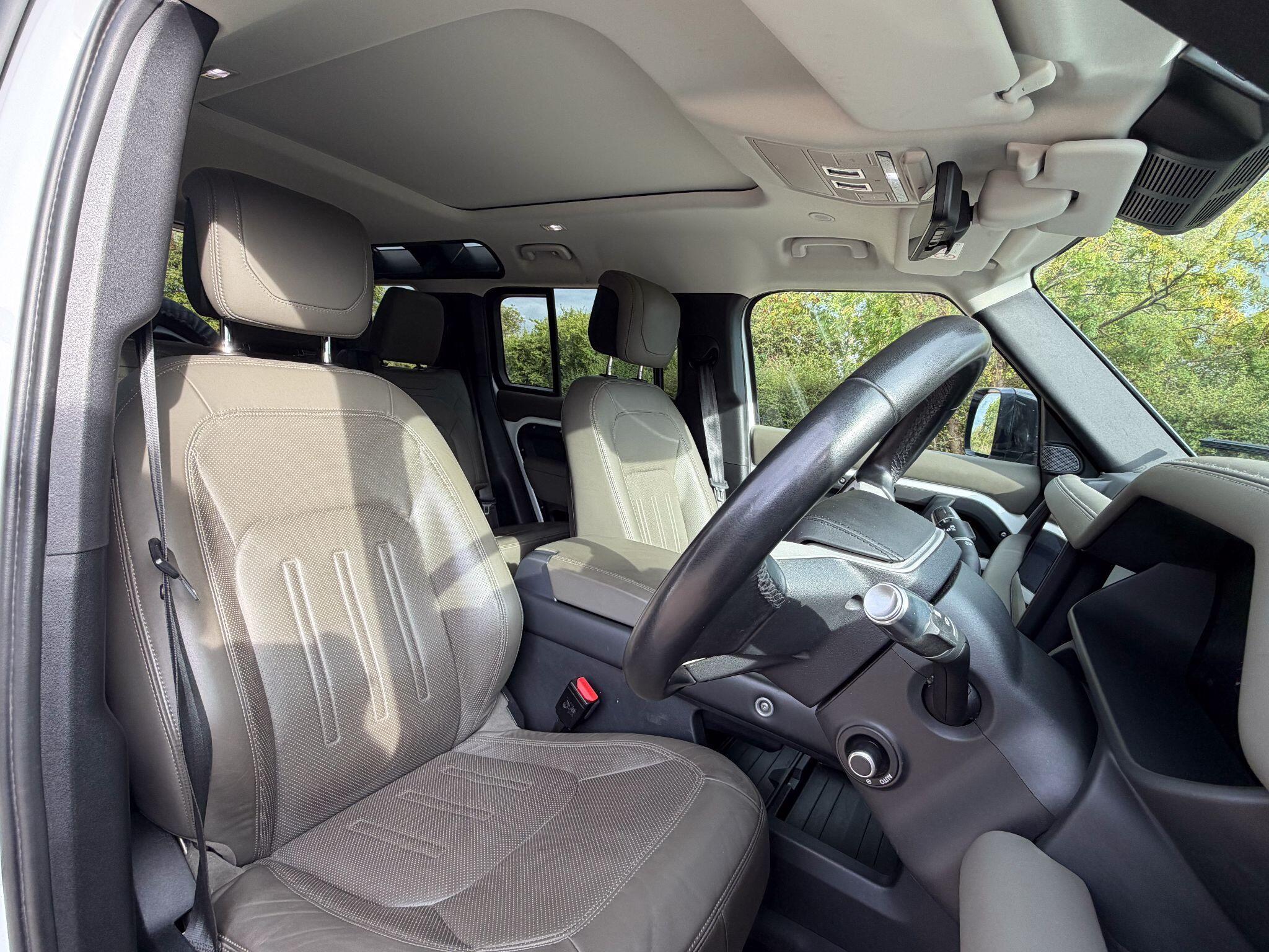 Land Rover Defender 110 2.0 SD4 HSE Auto 4WD Euro 6 (s/s) 5dr — photo 21