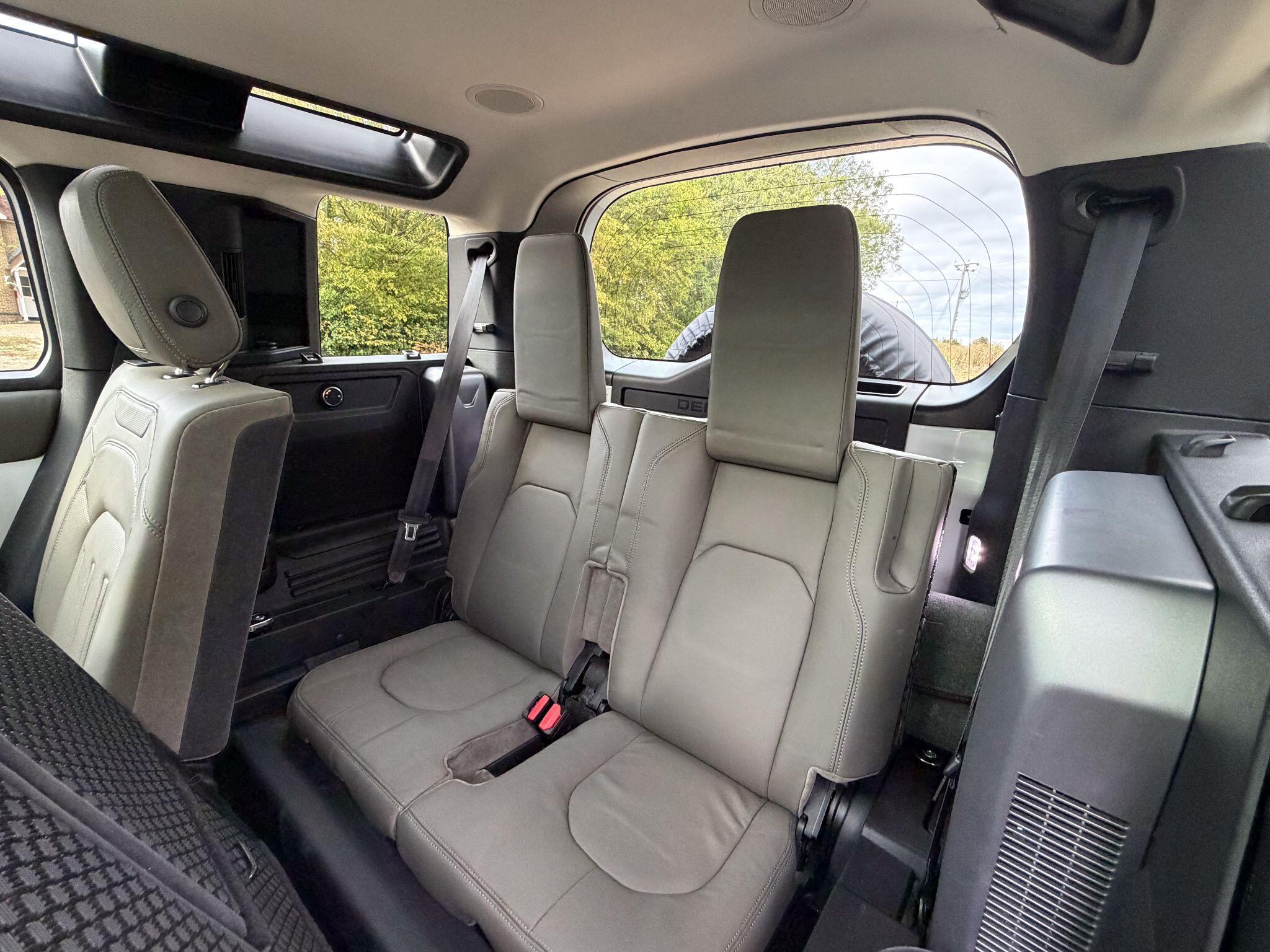 Land Rover Defender 110 2.0 SD4 HSE Auto 4WD Euro 6 (s/s) 5dr — photo 19