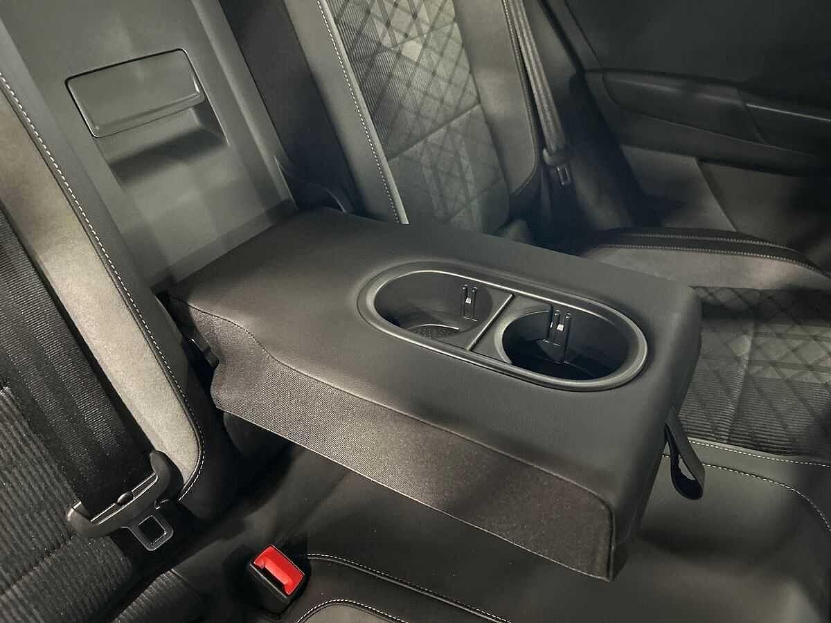 Volkswagen T-Roc Photo at-0a35a7b82fd04b29bcd88277e342b46a.jpg