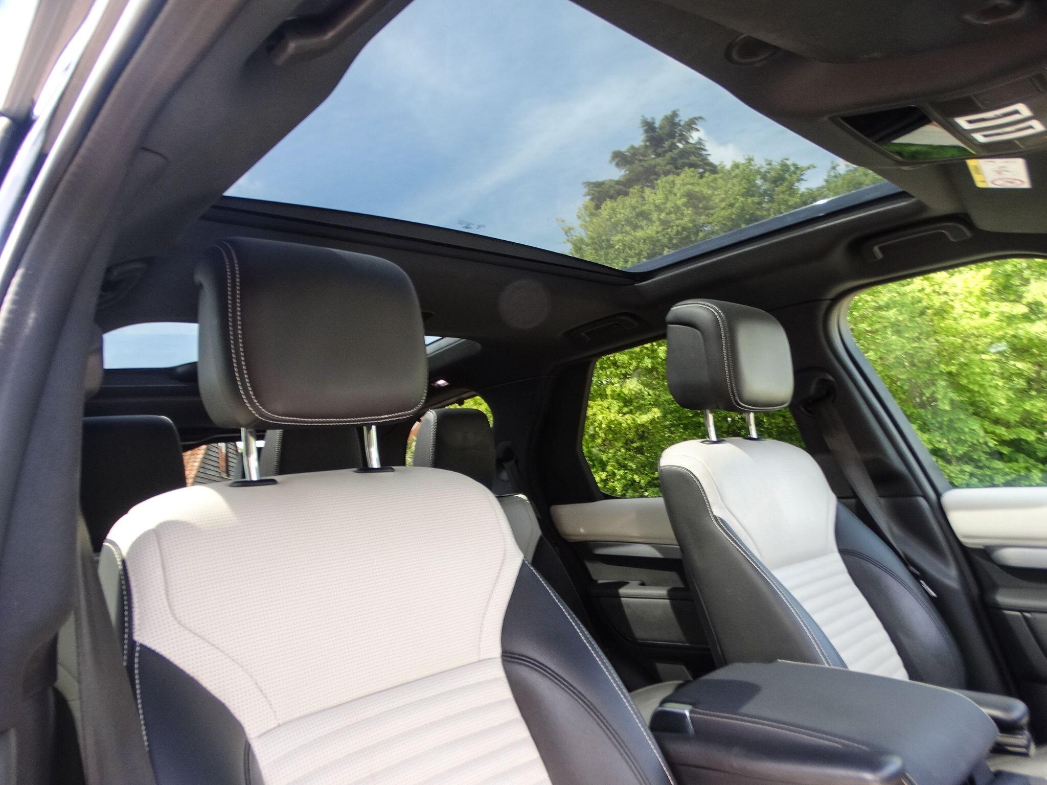 Land Rover Discovery 3.0 D300 MHEV R-Dynamic SE SUV 5dr Diesel Auto 4WD Euro 6 (s/s) (300 ps) — photo 21
