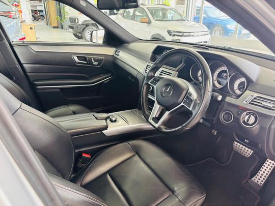 Mercedes-Benz E Class Photo at-0a6b373120f14d95a9f505c0aa6926bc.jpg