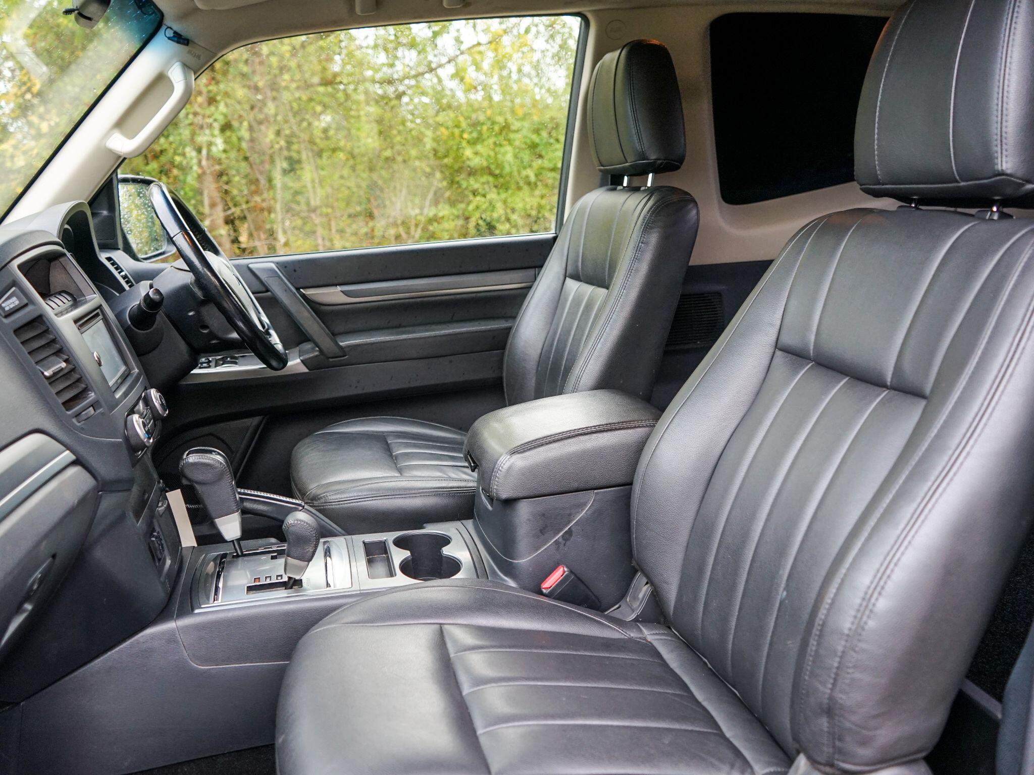 Mitsubishi Shogun 3.2 DI-DC Warrior 4WD L3 3dr — photo 11