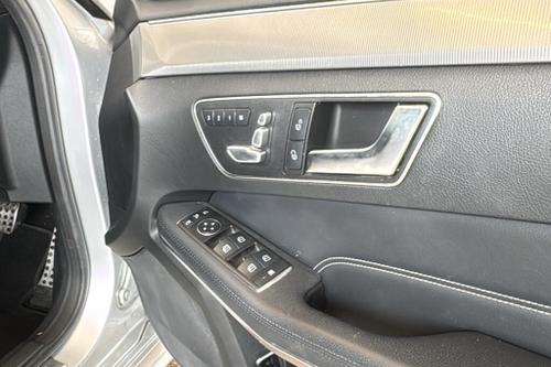 Mercedes-Benz E-CLASS Photo at-0d90ded91f9447179f86d4864809ff44.jpg