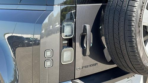 Land Rover Defender Photo at-0e45269873cd4c7b87358a5ccd561b19.jpg
