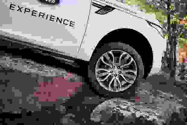 Land Rover DEFENDER Photo at-0f381682ec874f529c18a5b3cd056776.jpg