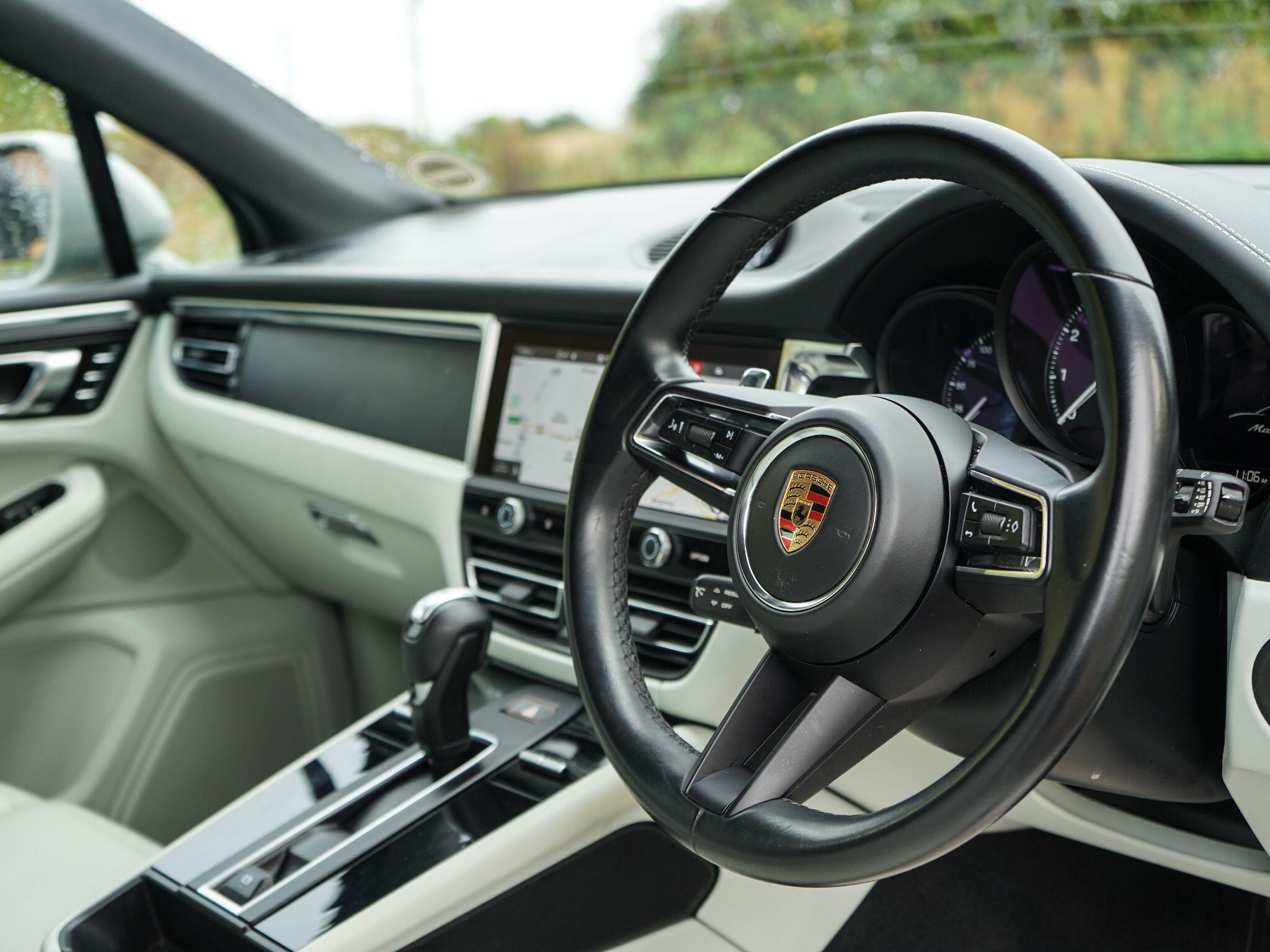 Porsche Macan 2.0T PDK 4WD Euro 6 (s/s) 5dr — photo 22