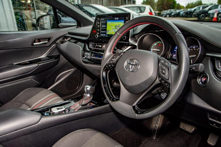 Used Toyota C-HR OY22LHP 12