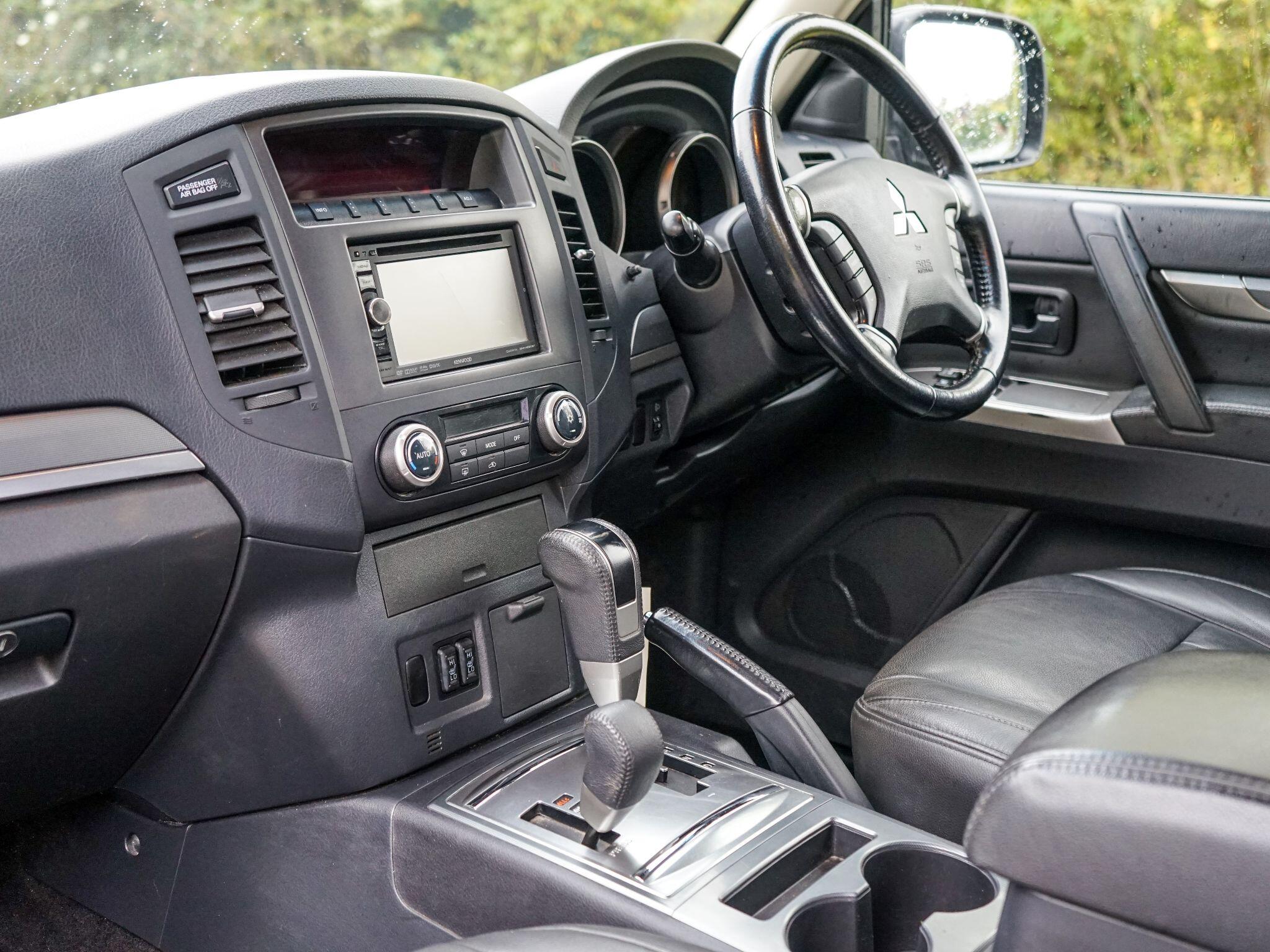 Mitsubishi Shogun 3.2 DI-DC Warrior 4WD L3 3dr — photo 12