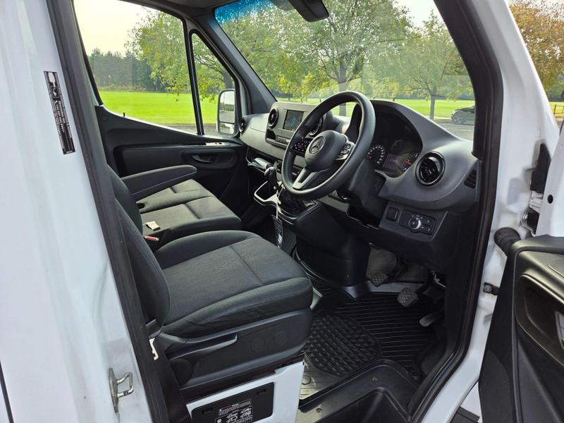 Mercedes-Benz Sprinter Photo at-10e5ea285c854140a1cdfc491c52ea28.jpg